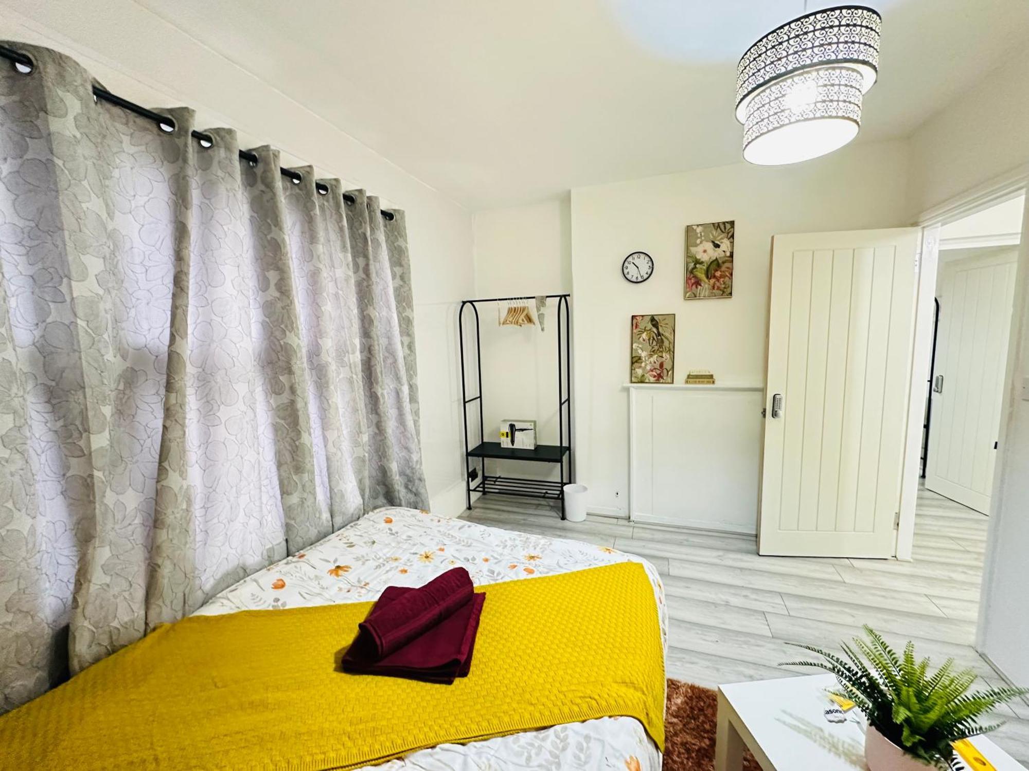 Apartment Flat In Aldgate East, London