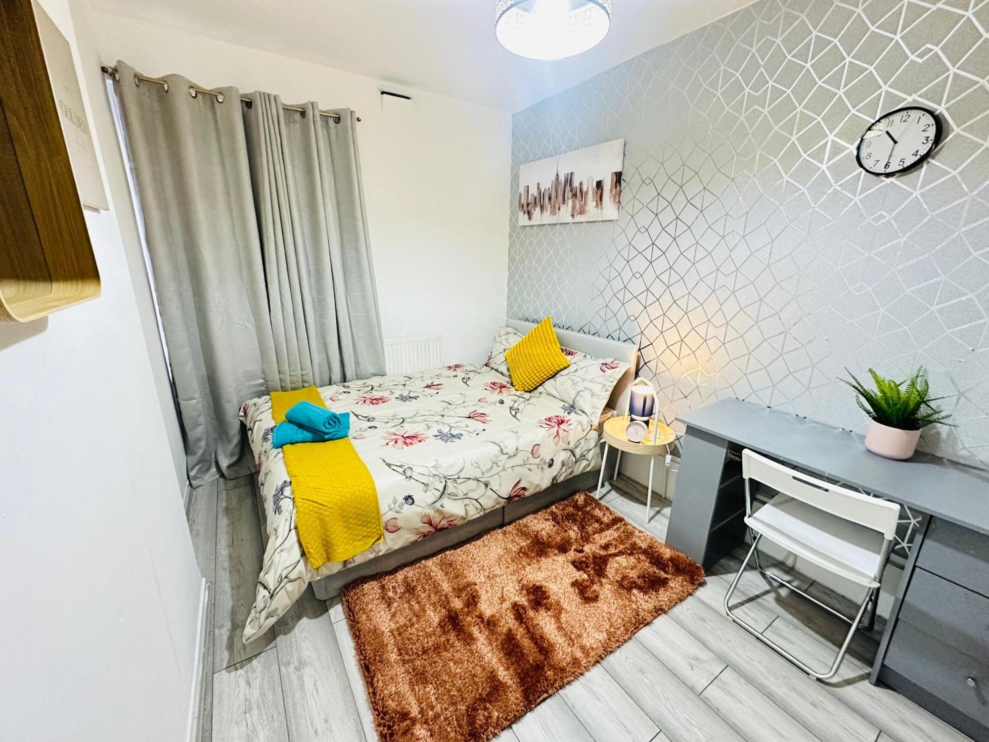 Apartment Flat In Aldgate East, *
