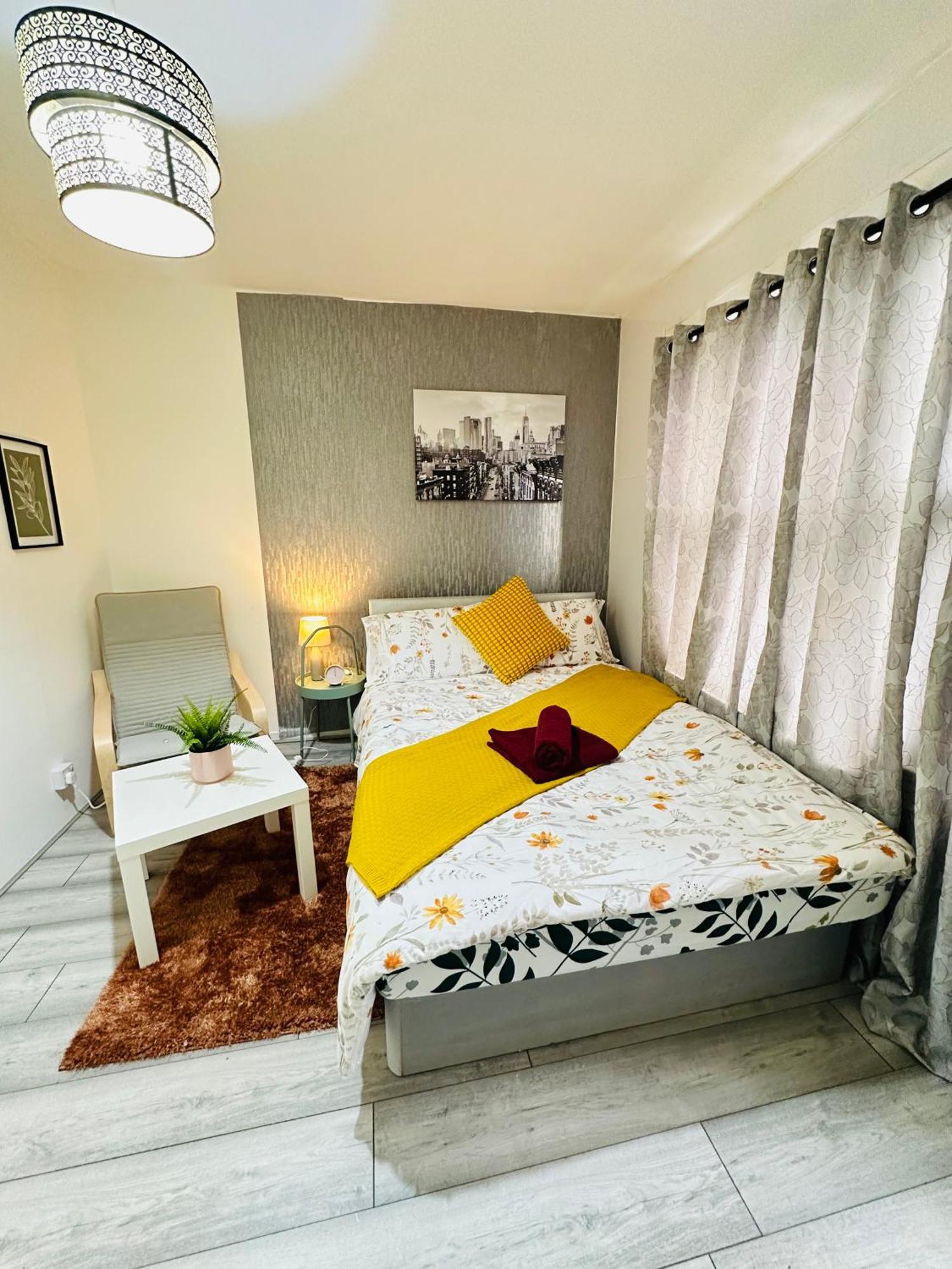 Apartment Flat In Aldgate East, London
