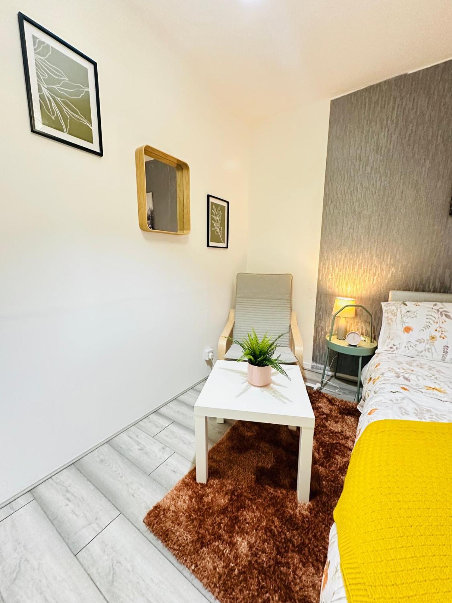 Apartment Flat In Aldgate East, London