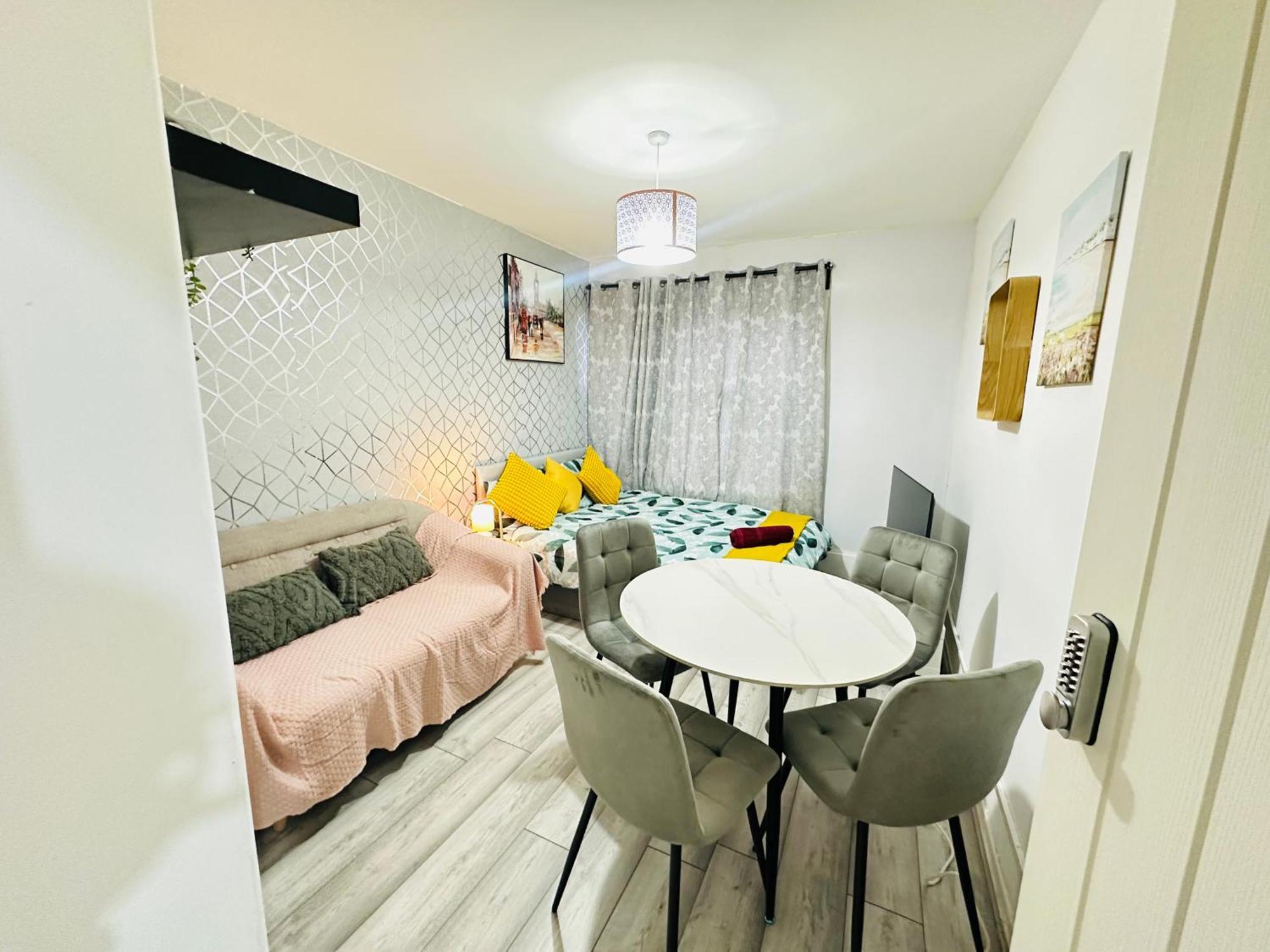 Flat In Aldgate East, *