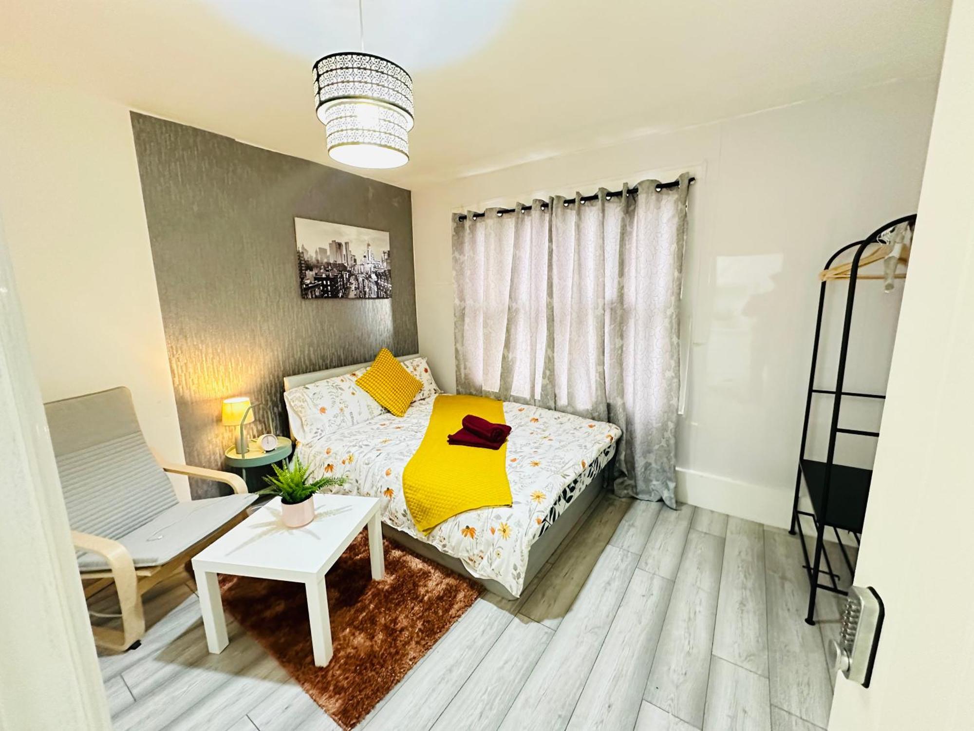 Flat In Aldgate East, Apartment