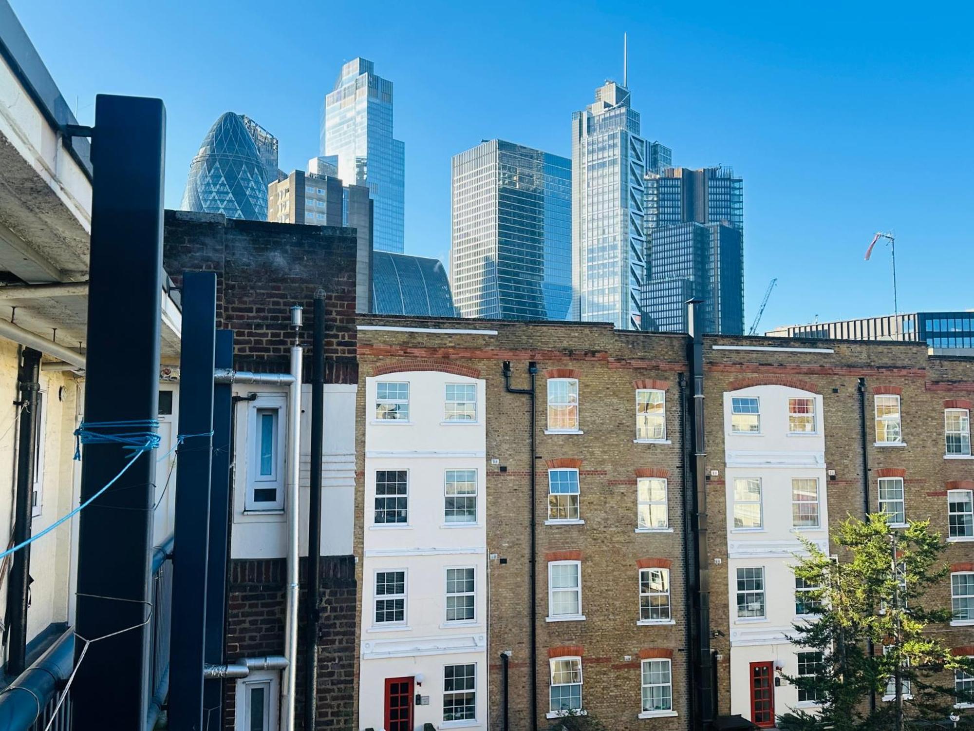Flat In Aldgate East, Apartment London