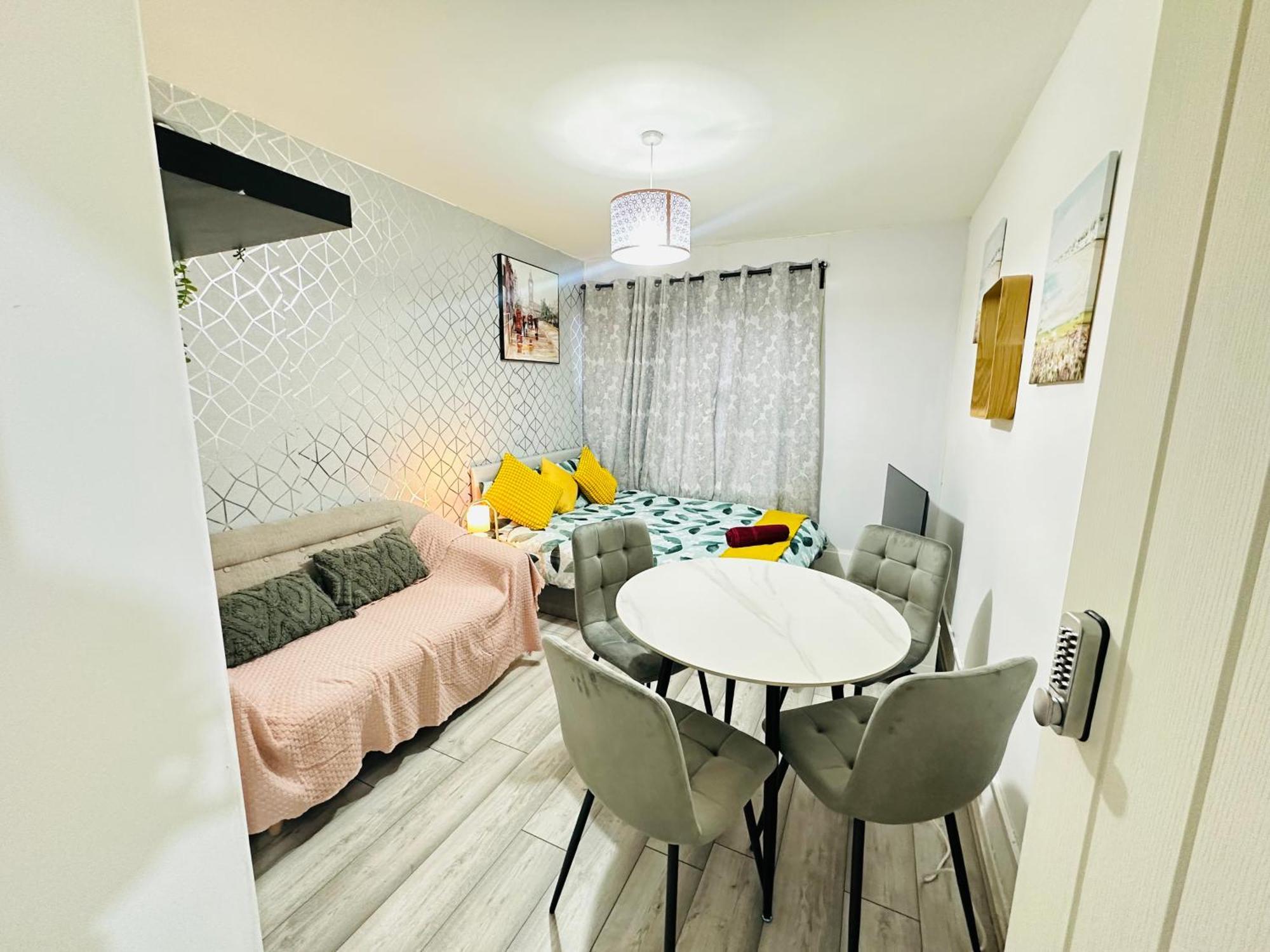 Flat In Aldgate East, Apartment
