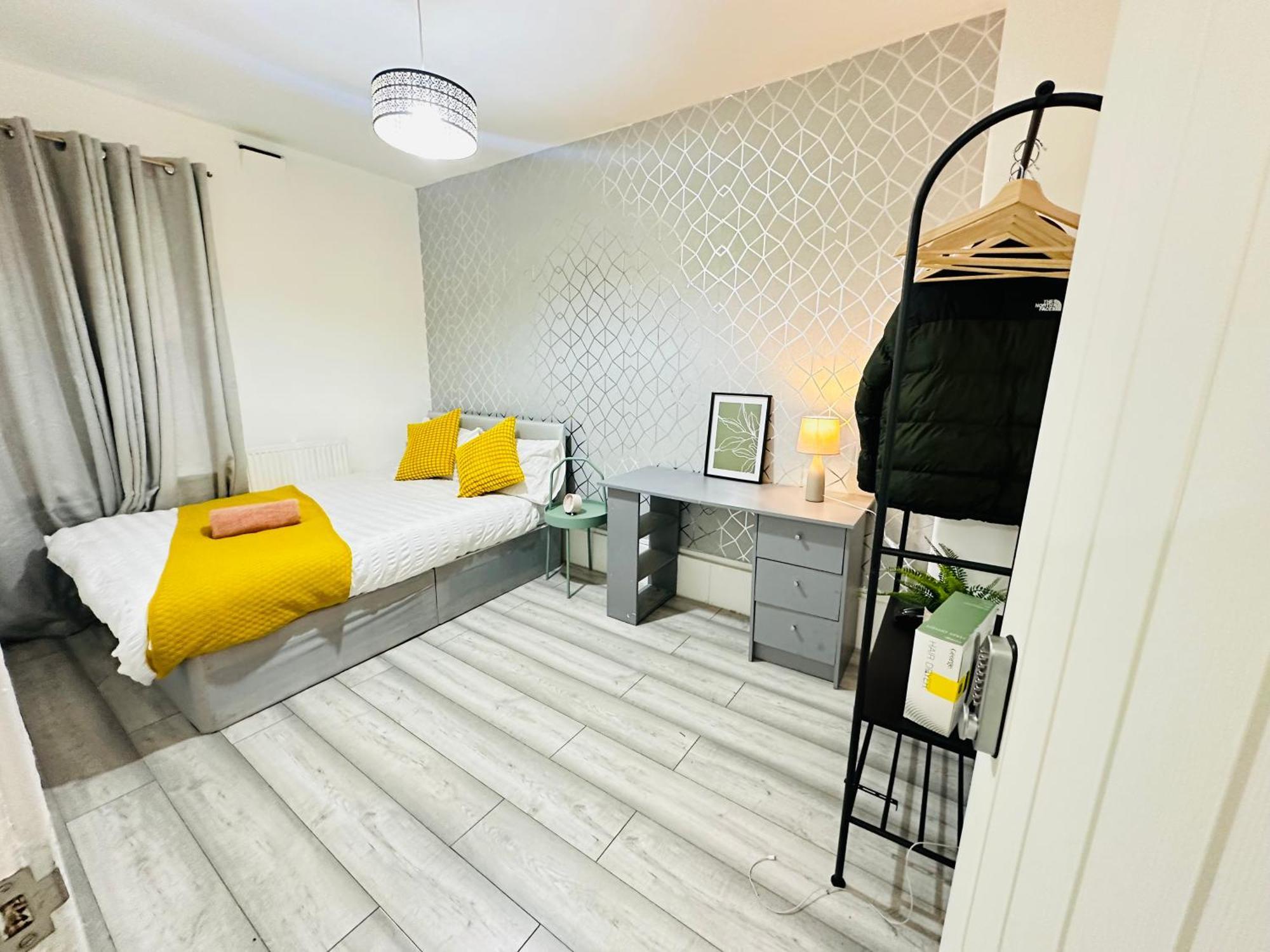 Apartment Flat In Aldgate East, *