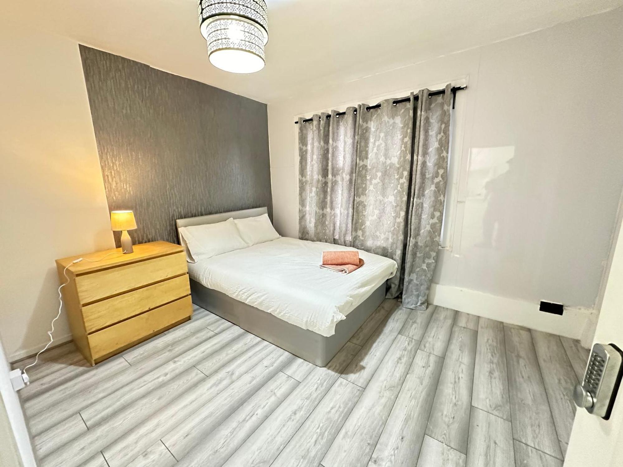 Apartment Flat In Aldgate East, *