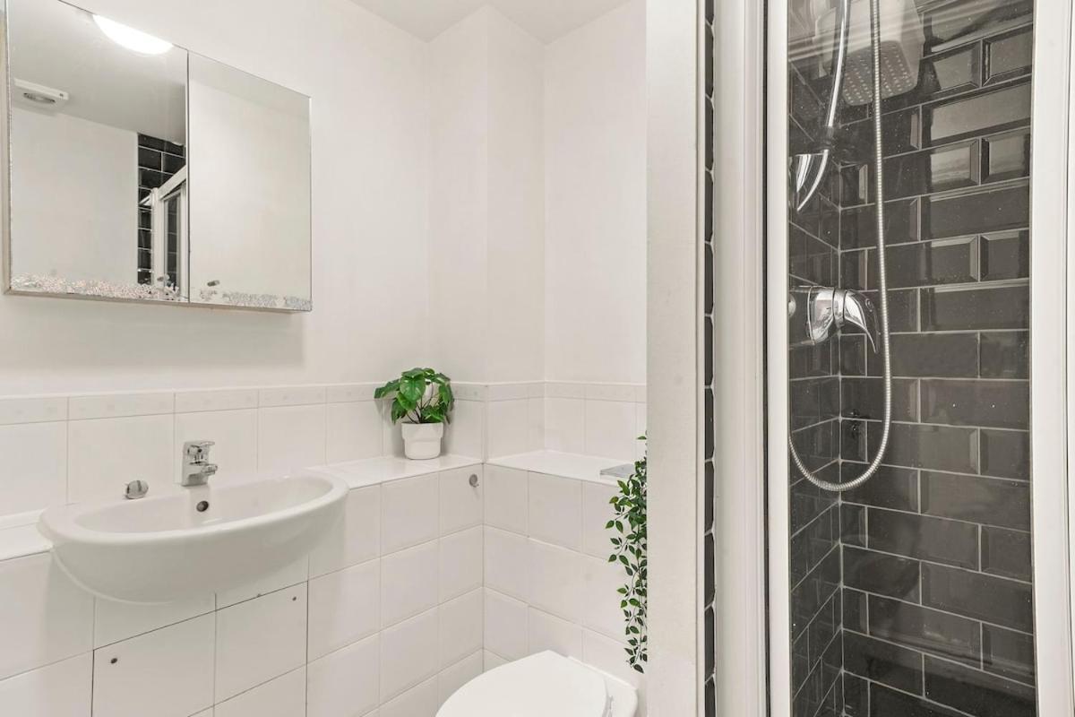 Appartement Comfortable 2-bed Flat, Free Parking, Near Excel *
