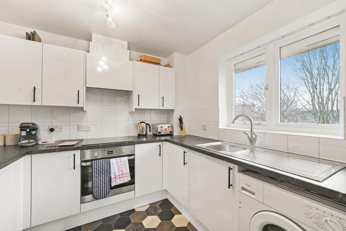Comfortable 2-bed Flat, Free Parking, Near Excel Appartement