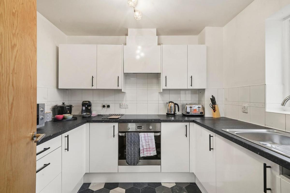 Comfortable 2-bed Flat, Free Parking, Near Excel Appartement *
