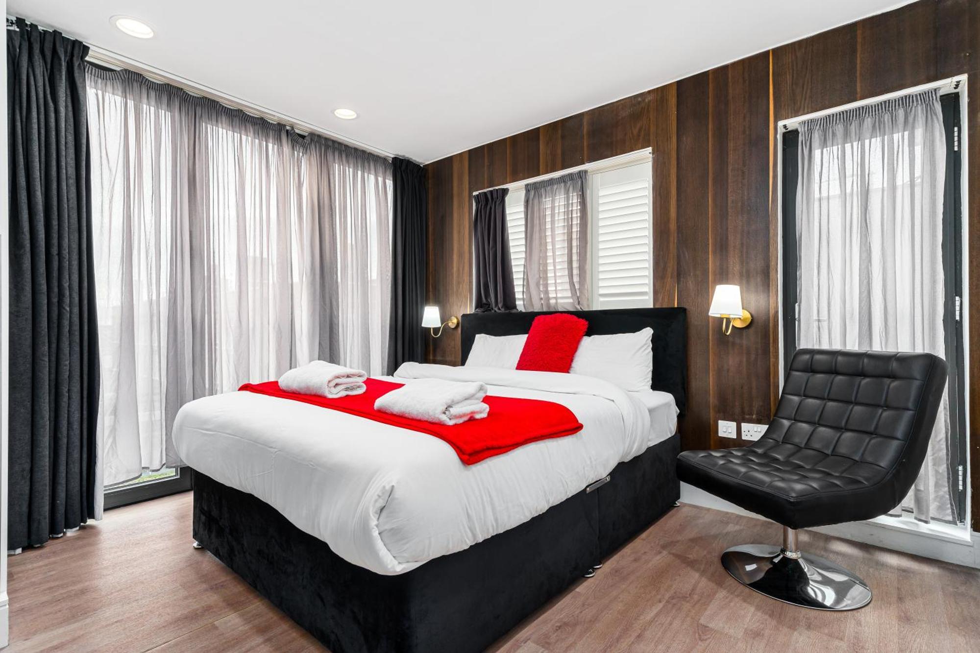 The Whitechapel Hotel 4*