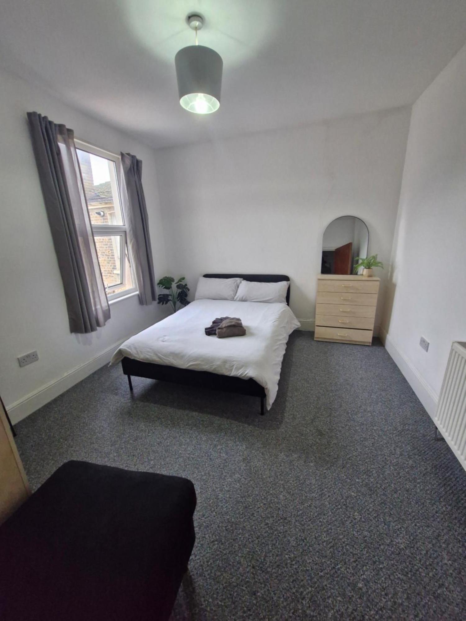 Lovely 3 Bedroom Serviced In Leytonstone Appartement *
