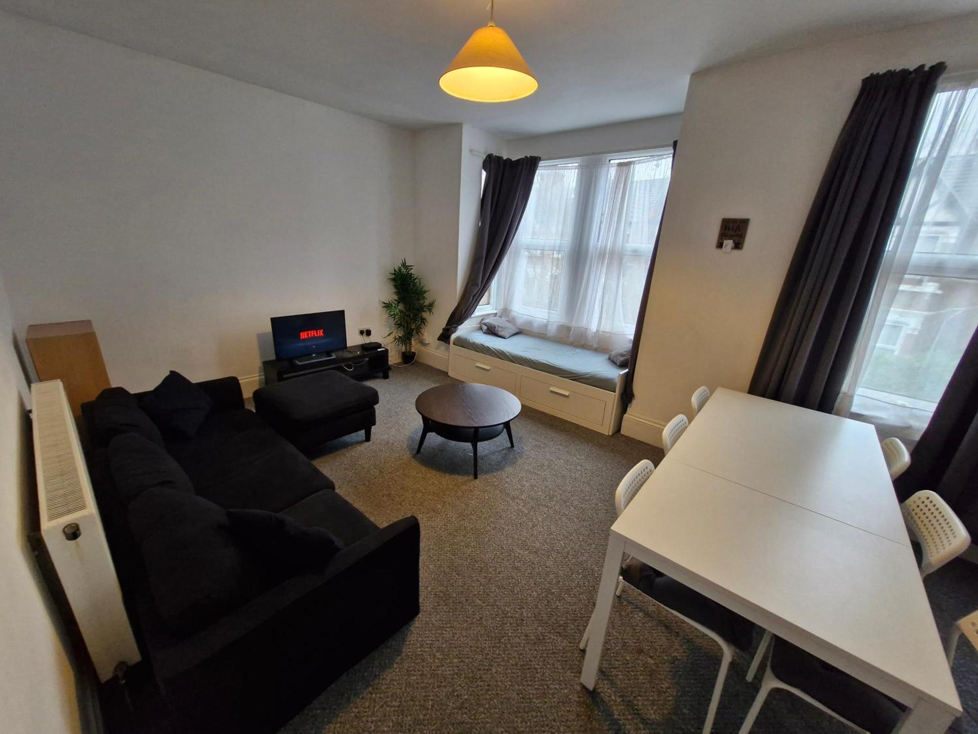 Lovely 3 Bedroom Serviced In Leytonstone Appartement Londen