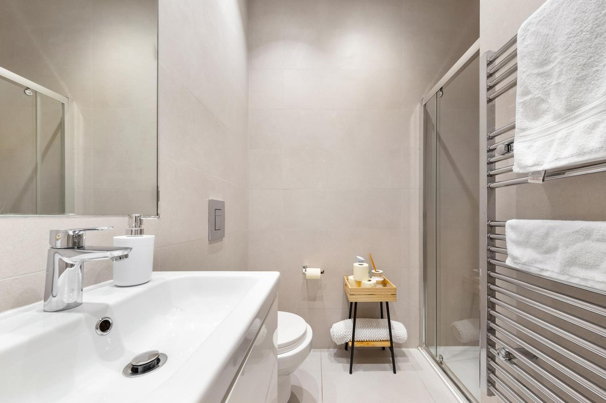 Modern Luxury Next To Aldgate East Station And Tower Of London