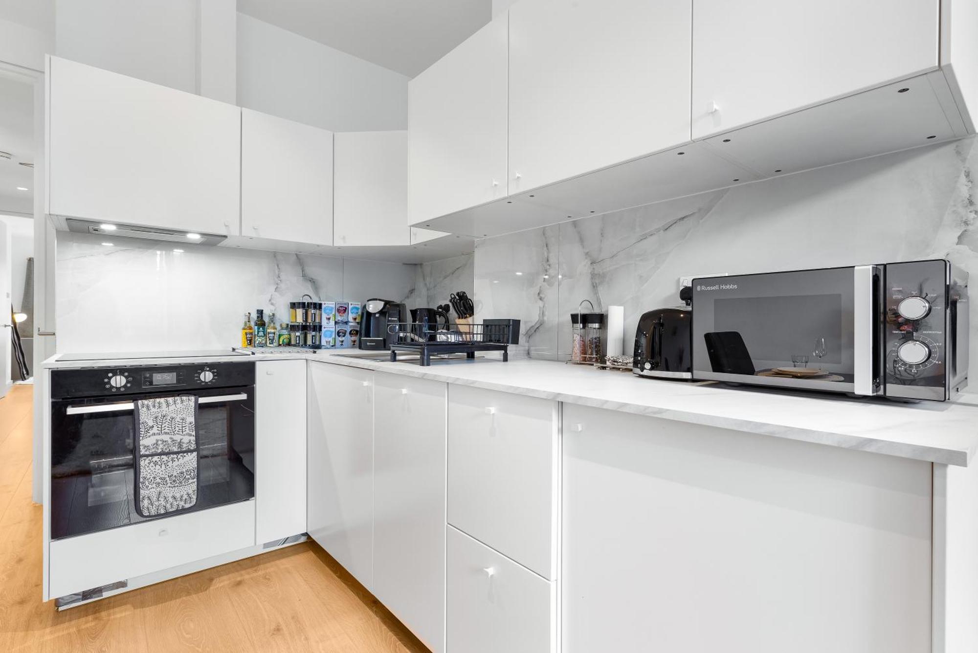 Modern Luxury Next To Aldgate East Station And Tower Of Apartment *