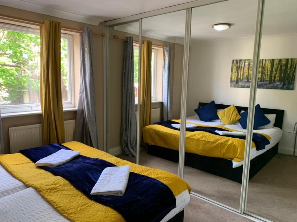 2 Bedrooms Modern Apartment, Full Kitchen, 5 Minutes Tube Station * Londres