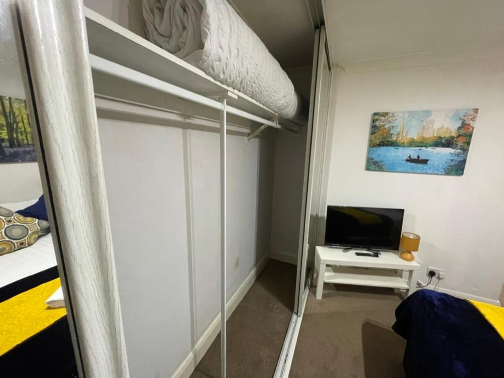 2 Bedrooms Modern Apartment, Full Kitchen, 5 Minutes Tube Station Apartamento