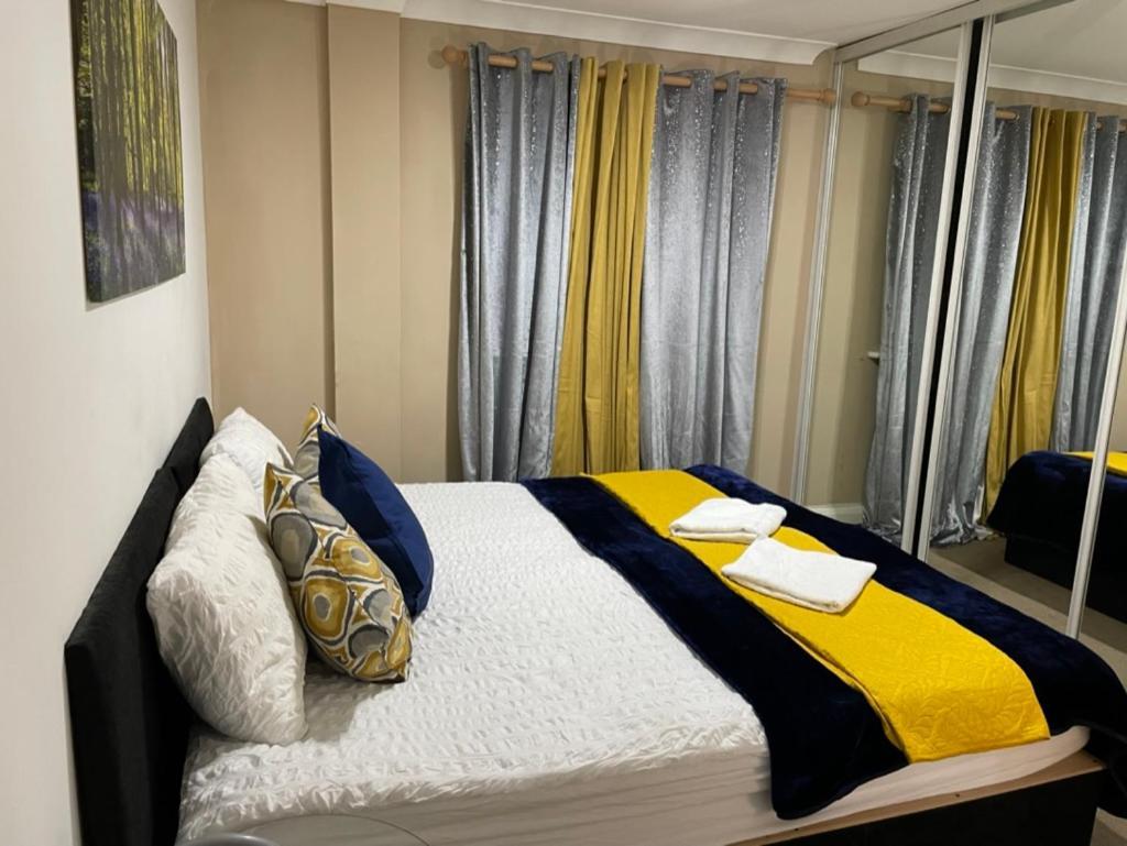 2 Bedrooms Modern Apartment, Full Kitchen, 5 Minutes Tube Station Apartamento *