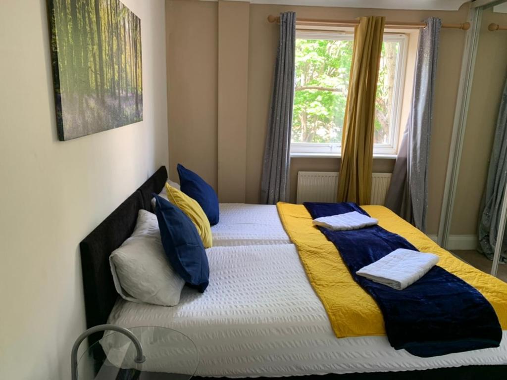 2 Bedrooms Modern Apartment, Full Kitchen, 5 Minutes Tube Station Apartamento
