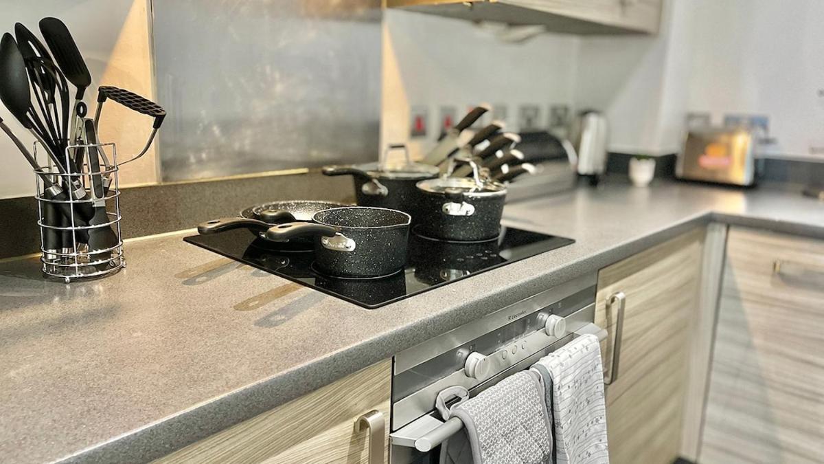 10 Mins From Abba Arena With Free Parking Apartment London