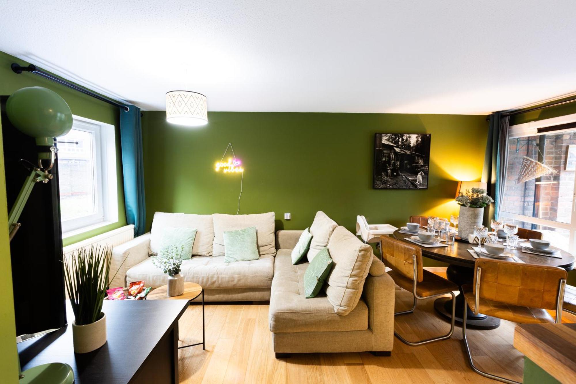 Luxury 5 Star Retreat, London Bridge Apt, With Free Parking-Mobilerate Offers-Genius Bdc Offers-Wifi-Games-Netflix-Citycenter- Sleeps7! Apartment *