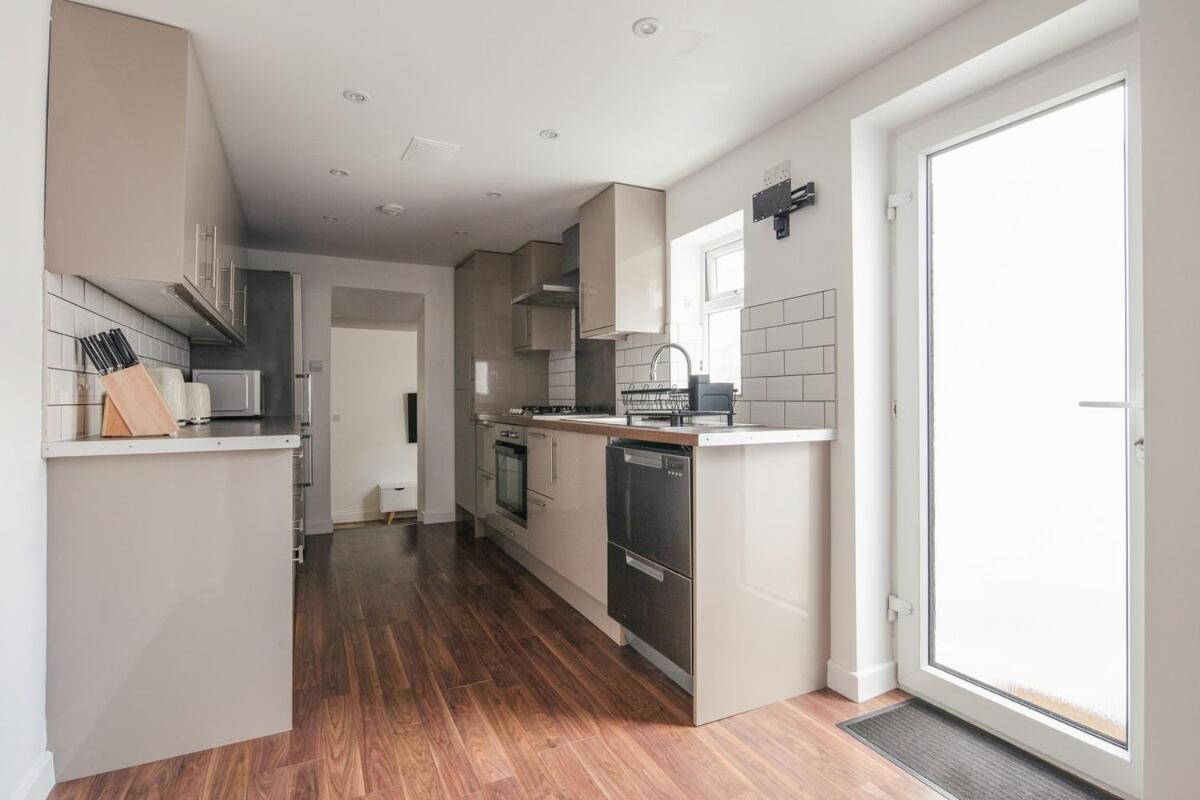 Spacious 3 Bedroom With Ps5 And Pool Table Near O2 Arena Canary Wharf And Elizabeth Line To * London