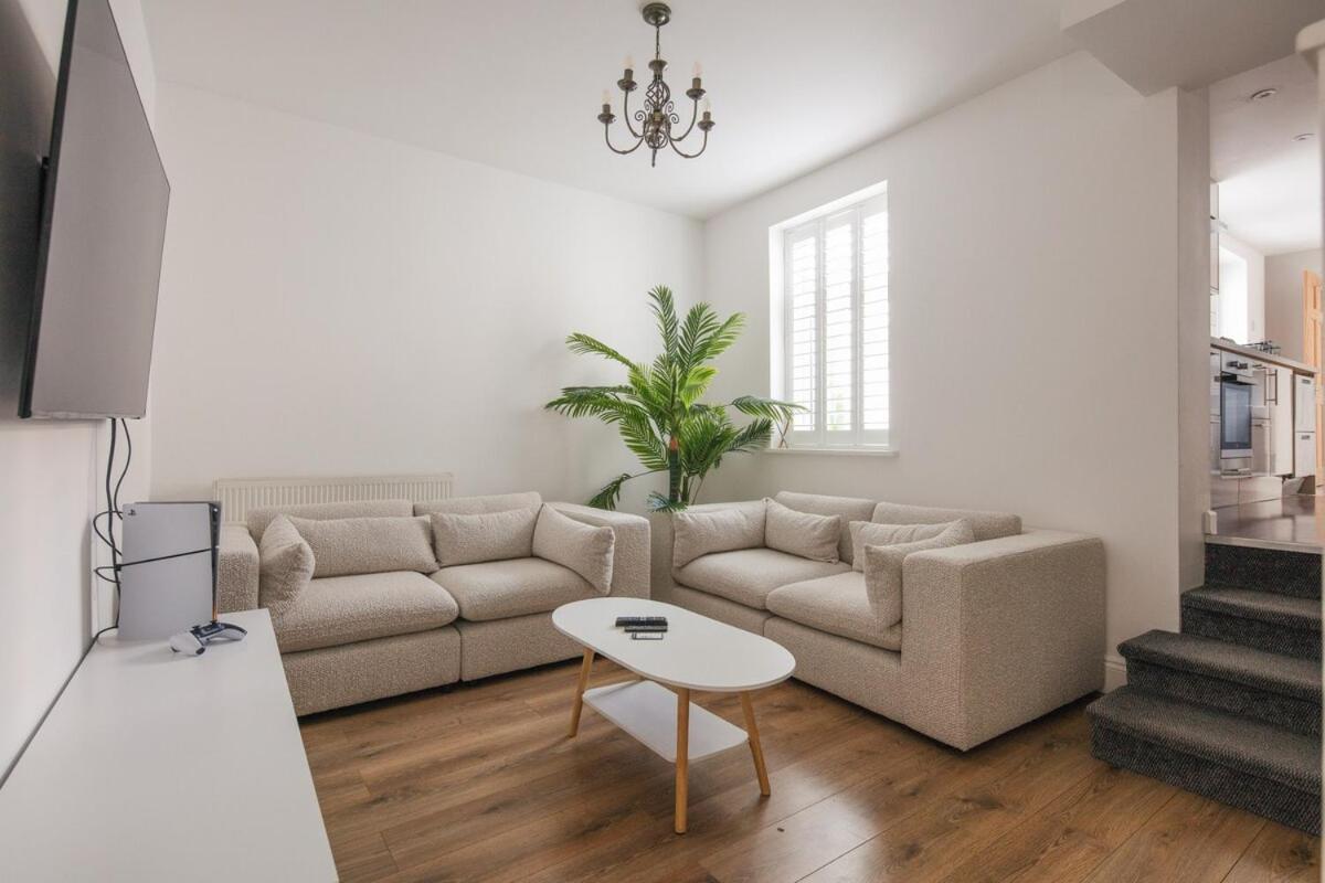Spacious 3 Bedroom With Ps5 And Pool Table Near O2 Arena Canary Wharf And Elizabeth Line To Apartment London