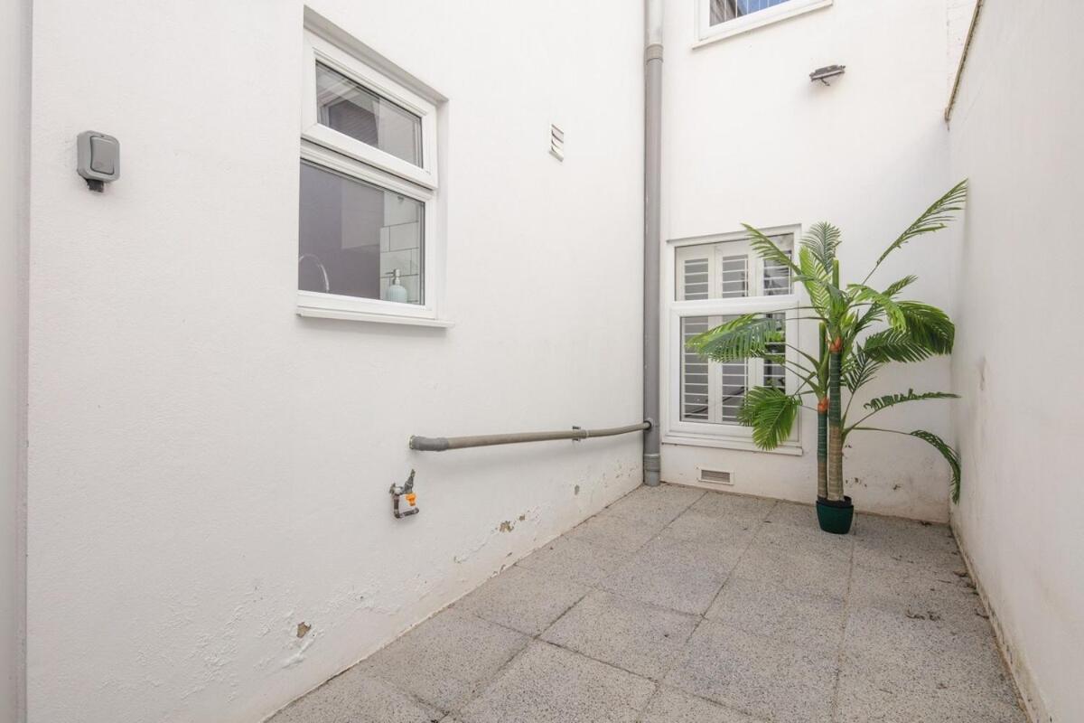 Spacious 3 Bedroom With Ps5 And Pool Table Near O2 Arena Canary Wharf And Elizabeth Line To London