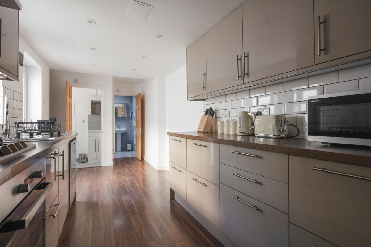 Spacious 3 Bedroom With Ps5 And Pool Table Near O2 Arena Canary Wharf And Elizabeth Line To
