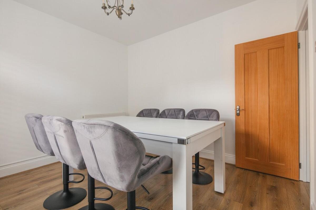 Spacious 3 Bedroom With Ps5 And Pool Table Near O2 Arena Canary Wharf And Elizabeth Line To Apartment