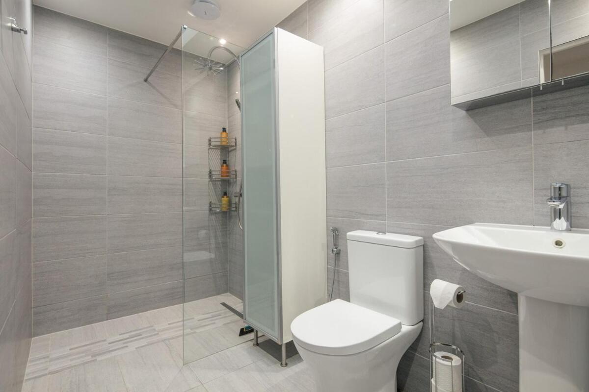 Spacious 3 Bedroom With Ps5 And Pool Table Near O2 Arena Canary Wharf And Elizabeth Line To London