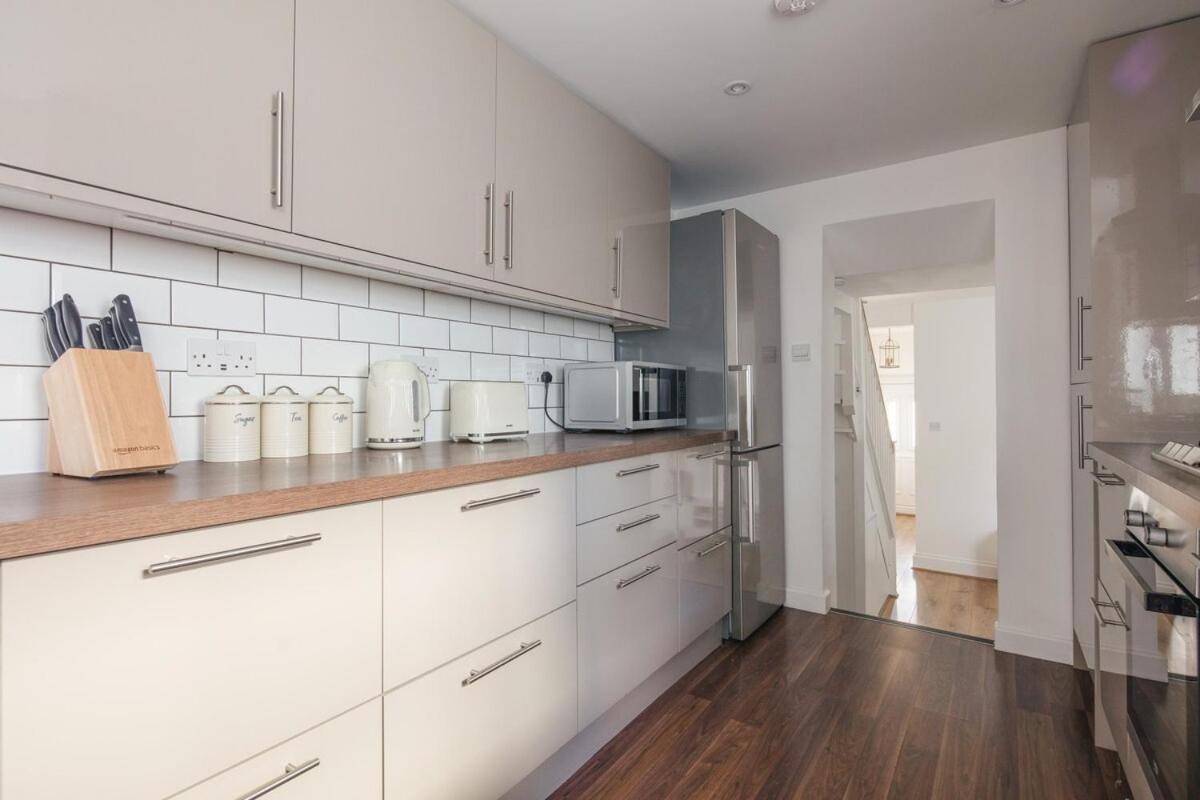 Spacious 3 Bedroom With Ps5 And Pool Table Near O2 Arena Canary Wharf And Elizabeth Line To * London