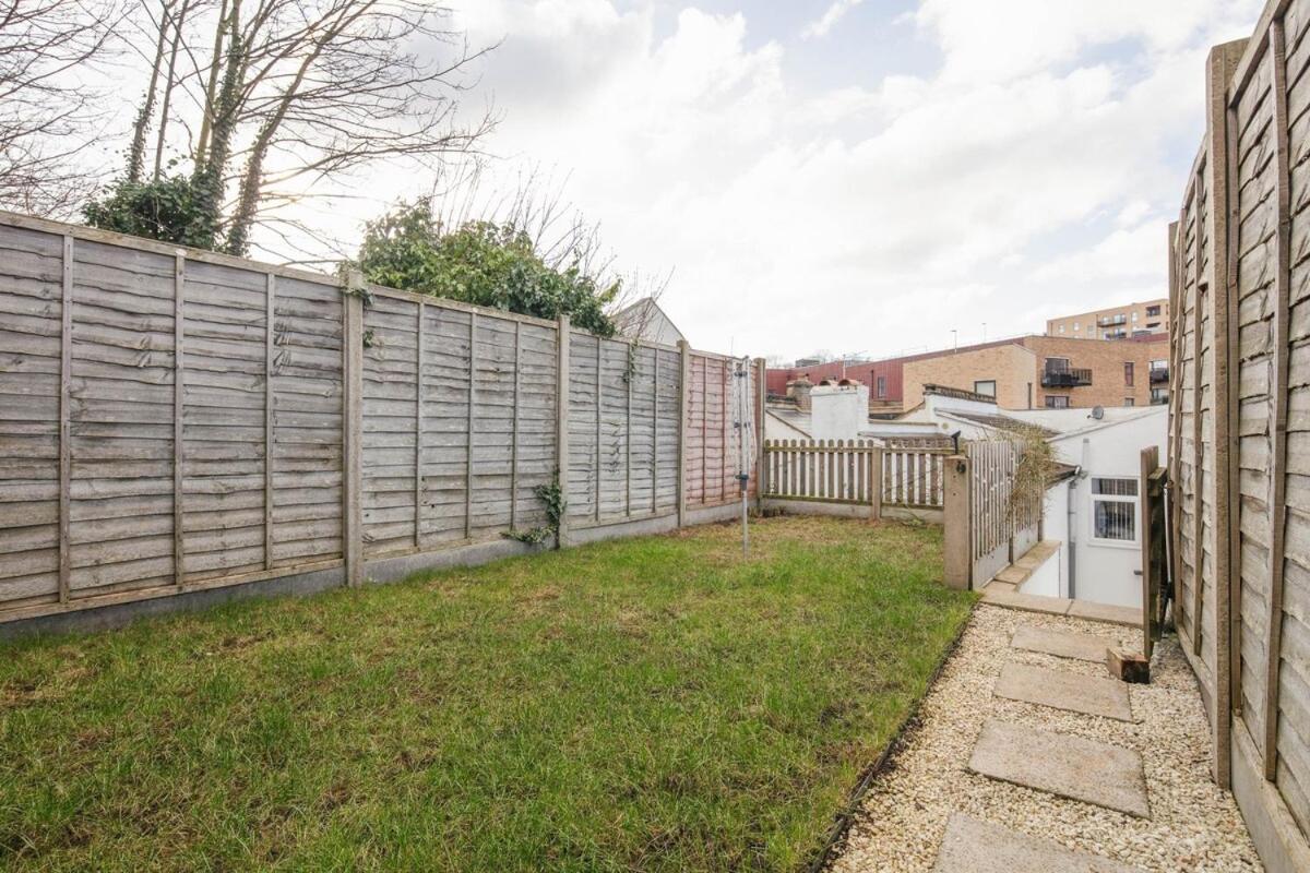 Spacious 3 Bedroom With Ps5 And Pool Table Near O2 Arena Canary Wharf And Elizabeth Line To Apartment