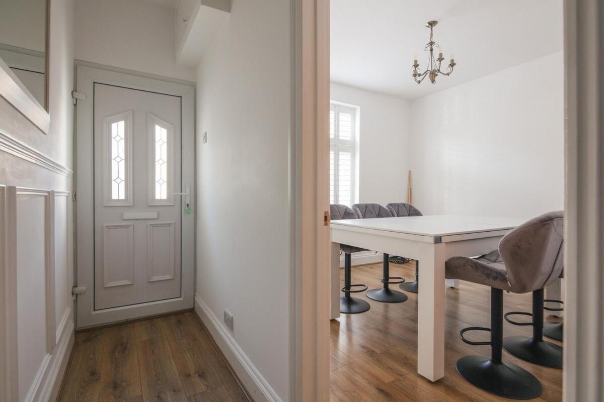 Spacious 3 Bedroom With Ps5 And Pool Table Near O2 Arena Canary Wharf And Elizabeth Line To Apartment *