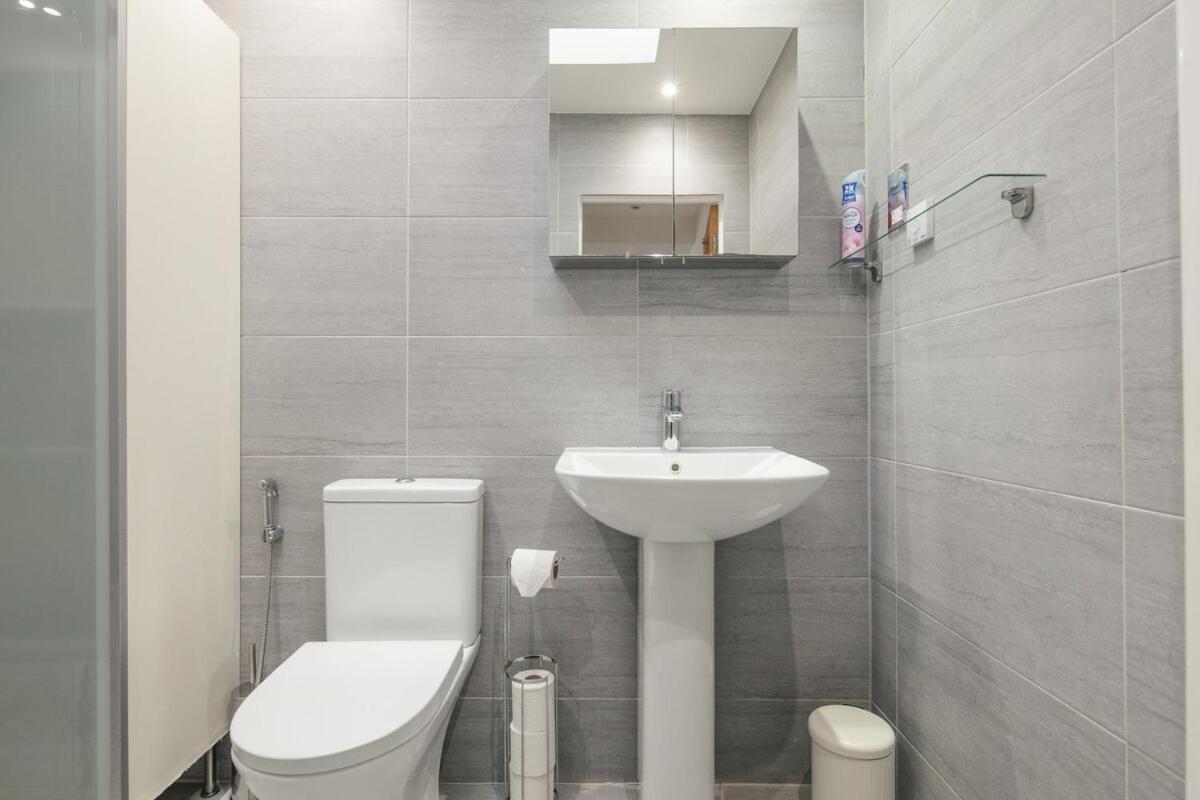Spacious 3 Bedroom With Ps5 And Pool Table Near O2 Arena Canary Wharf And Elizabeth Line To *