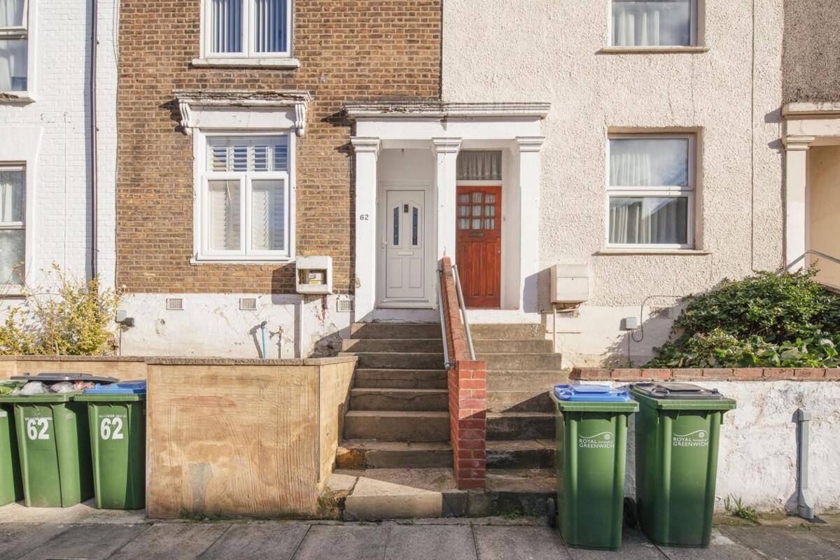 Spacious 3 Bedroom With Ps5 And Pool Table Near O2 Arena Canary Wharf And Elizabeth Line To Apartment London