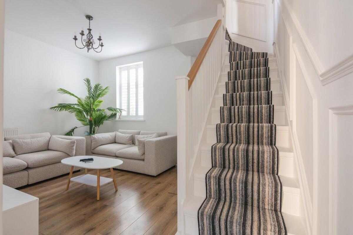 Spacious 3 Bedroom With Ps5 And Pool Table Near O2 Arena Canary Wharf And Elizabeth Line To *