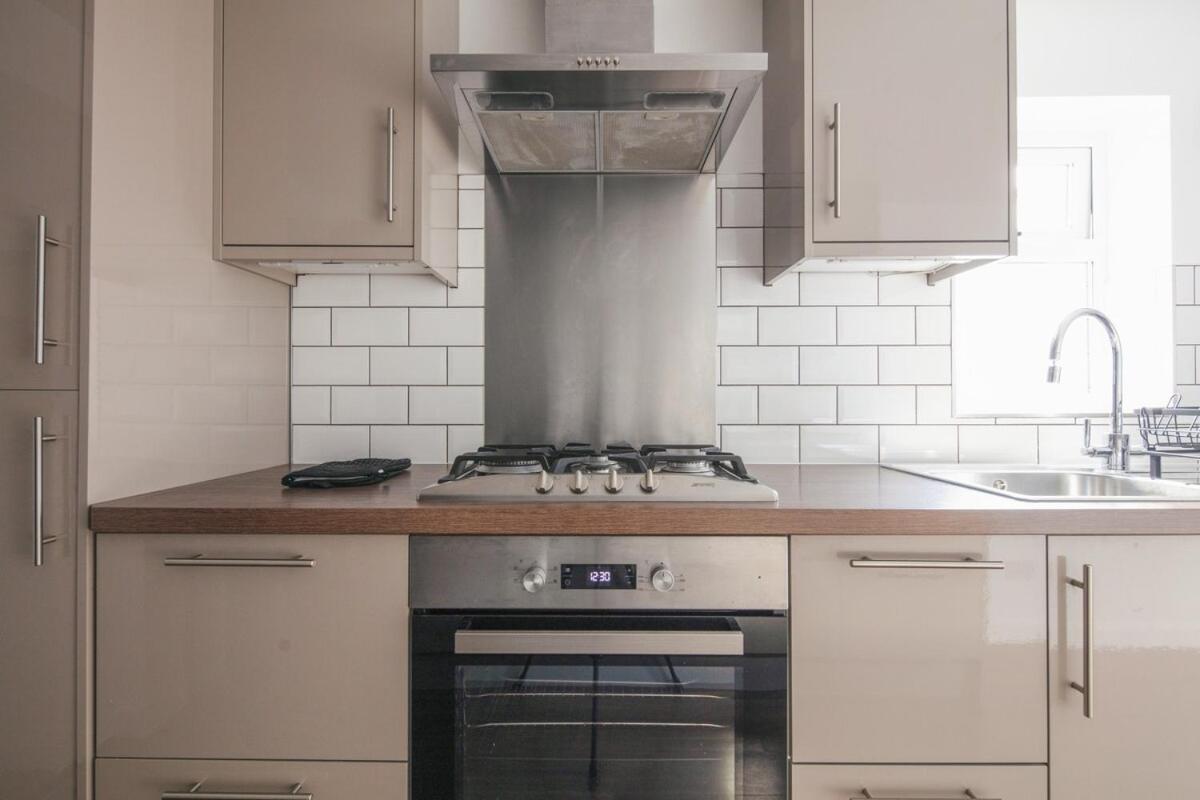 Spacious 3 Bedroom With Ps5 And Pool Table Near O2 Arena Canary Wharf And Elizabeth Line To