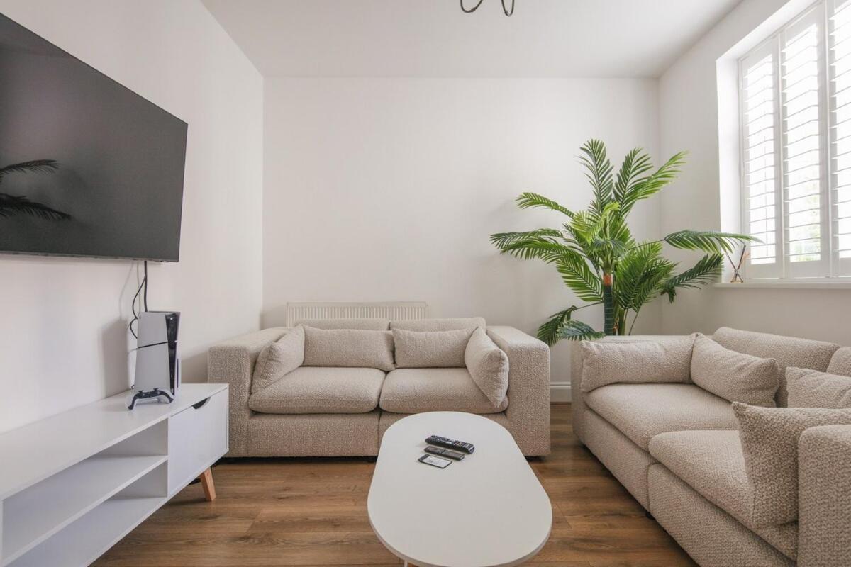 Spacious 3 Bedroom With Ps5 And Pool Table Near O2 Arena Canary Wharf And Elizabeth Line To Apartment London