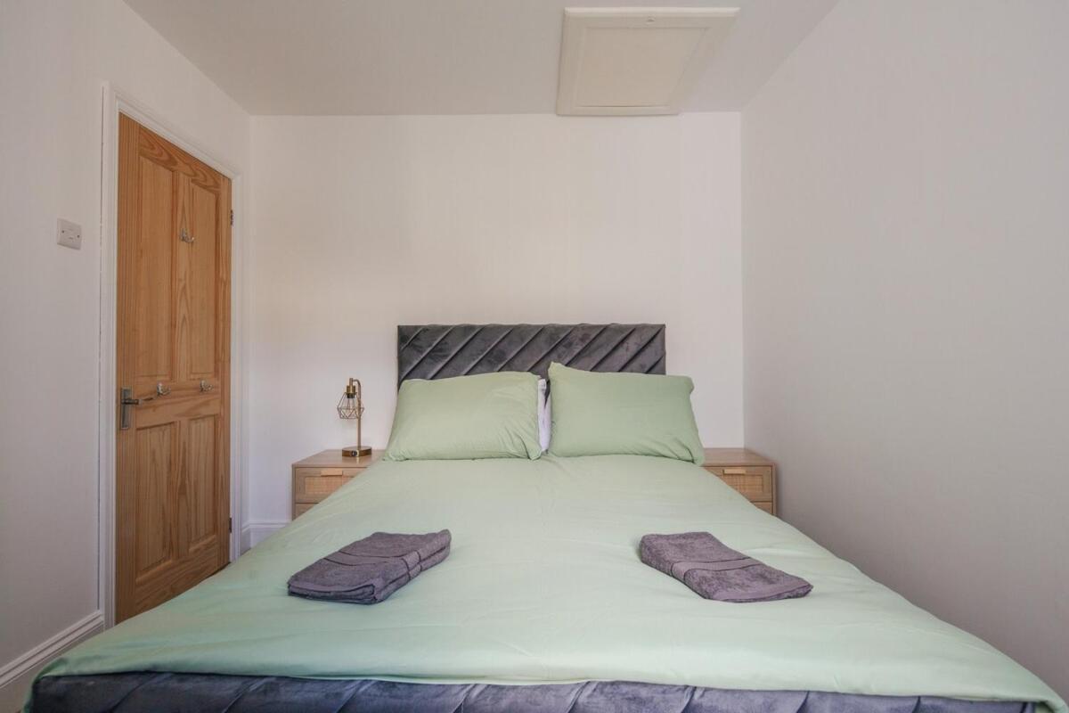 Spacious 3 Bedroom With Ps5 And Pool Table Near O2 Arena Canary Wharf And Elizabeth Line To * London