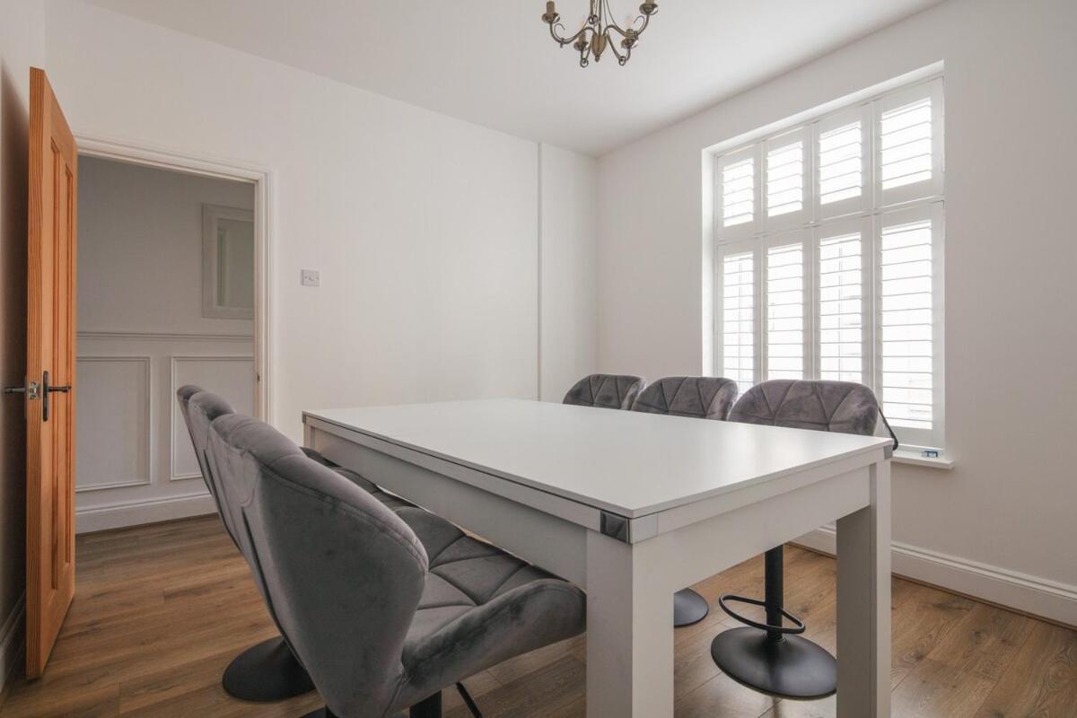 Spacious 3 Bedroom With Ps5 And Pool Table Near O2 Arena Canary Wharf And Elizabeth Line To London