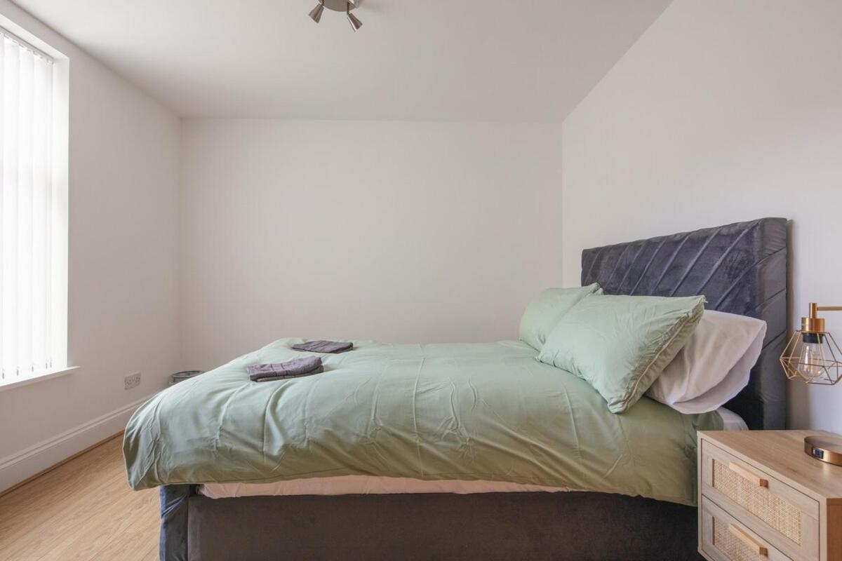 Spacious 3 Bedroom With Ps5 And Pool Table Near O2 Arena Canary Wharf And Elizabeth Line To
