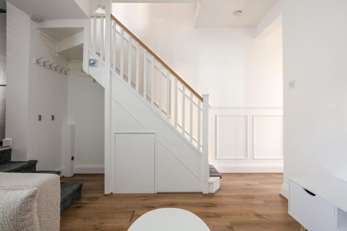 Spacious 3 Bedroom With Ps5 And Pool Table Near O2 Arena Canary Wharf And Elizabeth Line To London