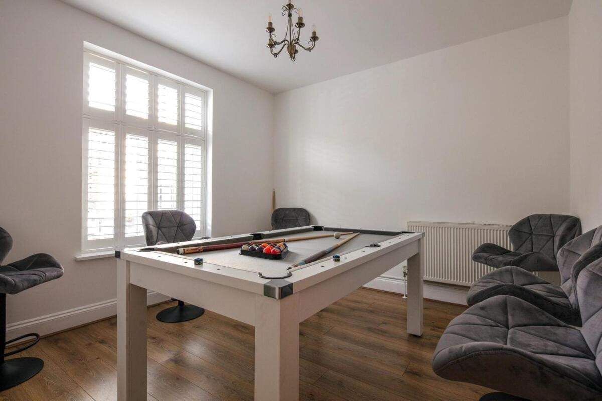 Spacious 3 Bedroom With Ps5 And Pool Table Near O2 Arena Canary Wharf And Elizabeth Line To