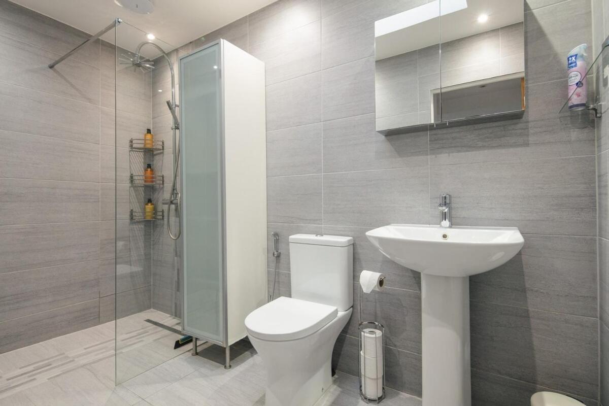 Spacious 3 Bedroom With Ps5 And Pool Table Near O2 Arena Canary Wharf And Elizabeth Line To Apartment London