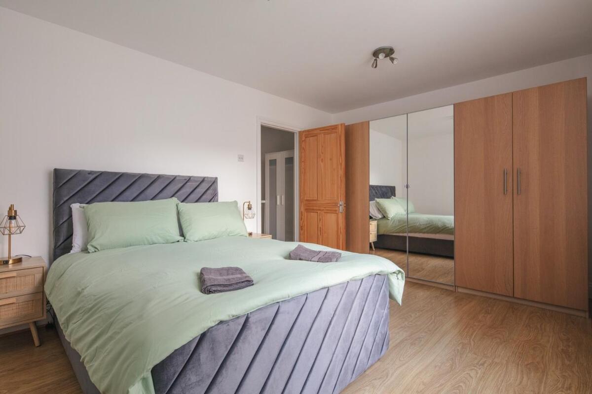 Apartment Spacious 3 Bedroom With Ps5 And Pool Table Near O2 Arena Canary Wharf And Elizabeth Line To London
