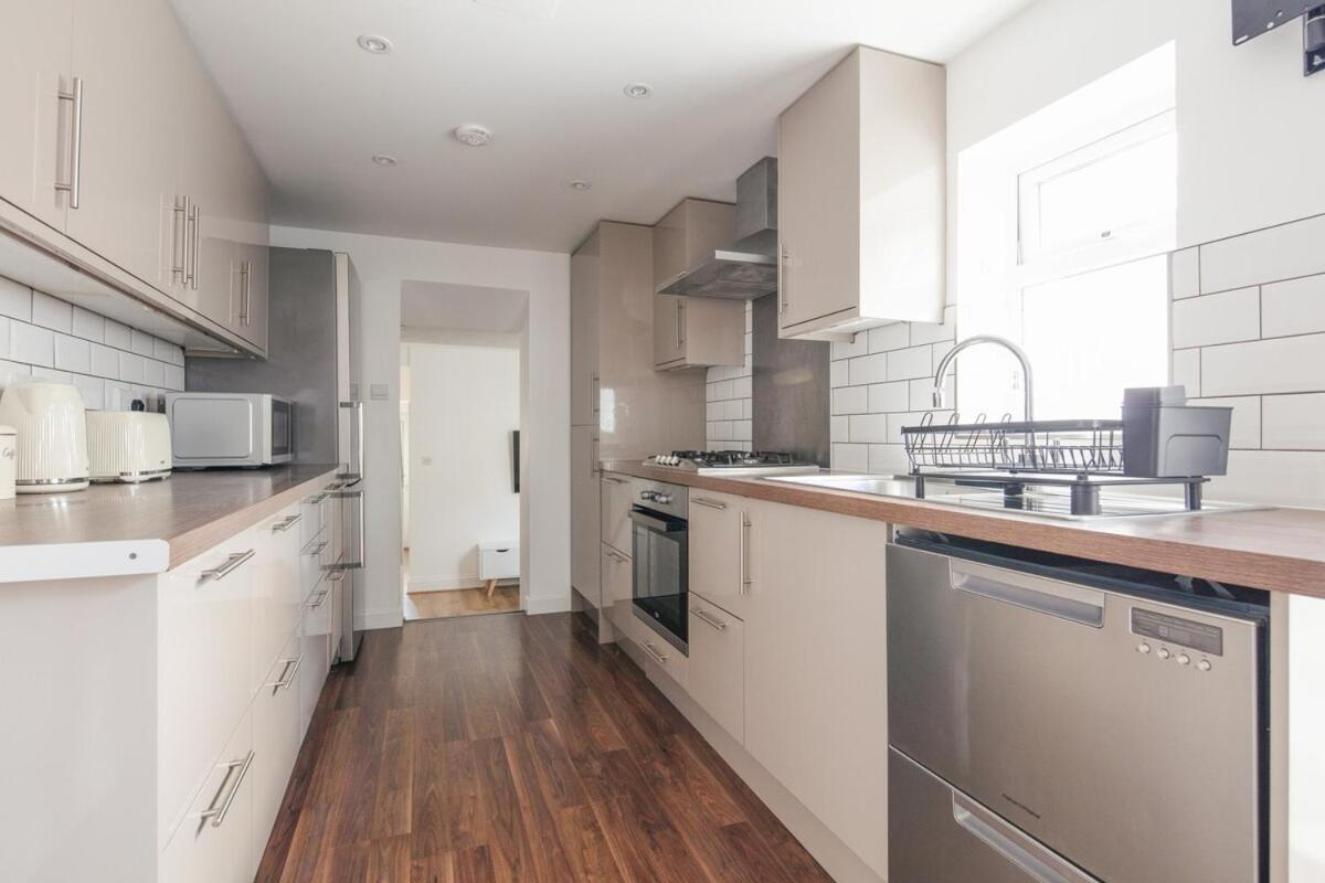 Spacious 3 Bedroom With Ps5 And Pool Table Near O2 Arena Canary Wharf And Elizabeth Line To London