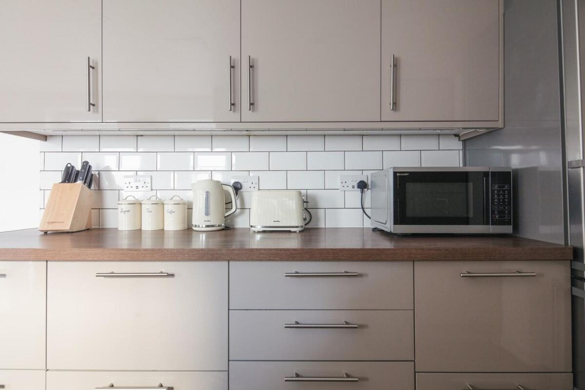 Spacious 3 Bedroom With Ps5 And Pool Table Near O2 Arena Canary Wharf And Elizabeth Line To Apartment