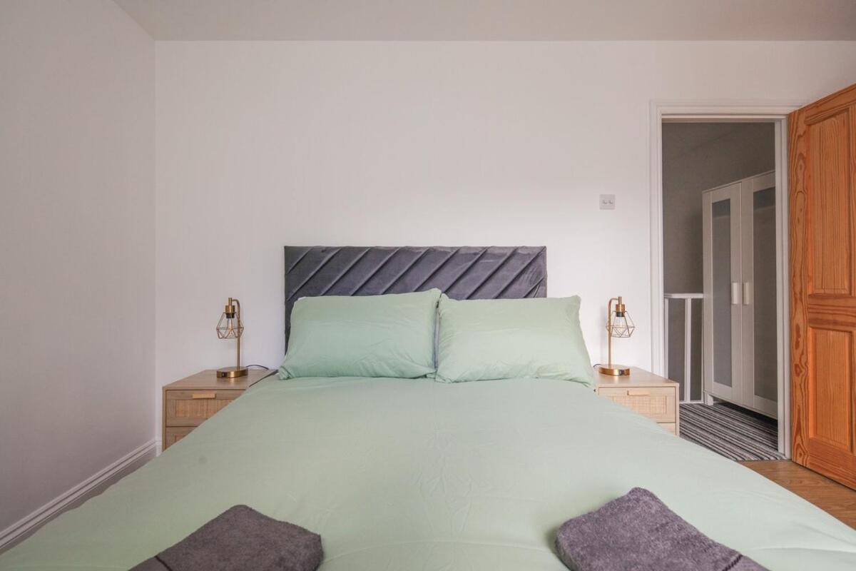 Apartment Spacious 3 Bedroom With Ps5 And Pool Table Near O2 Arena Canary Wharf And Elizabeth Line To