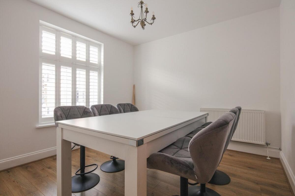 Spacious 3 Bedroom With Ps5 And Pool Table Near O2 Arena Canary Wharf And Elizabeth Line To Apartment London