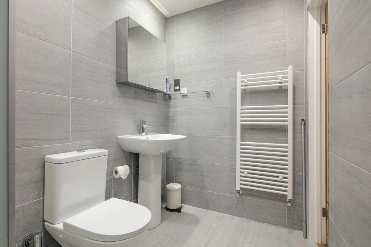 Spacious 3 Bedroom With Ps5 And Pool Table Near O2 Arena Canary Wharf And Elizabeth Line To * London